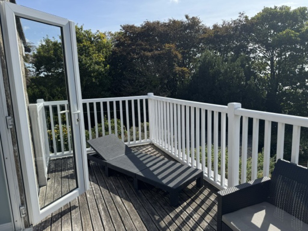 Lot: 77 - FORMER STABLE BLOCK ARRANGED AS A CHARMING COTTAGE WITH GARAGE AND GARDENS - Balcony